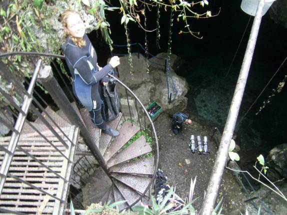 Preparando-se para mergulhar na caverna La Taina, em Santo Domingo, capital da República Dominicana
